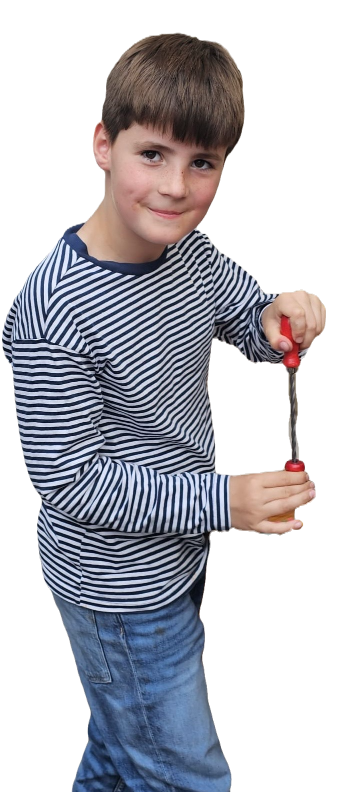 Ein Junge im Ringelpulli dreht stolz einen Handbohrer ins Holz