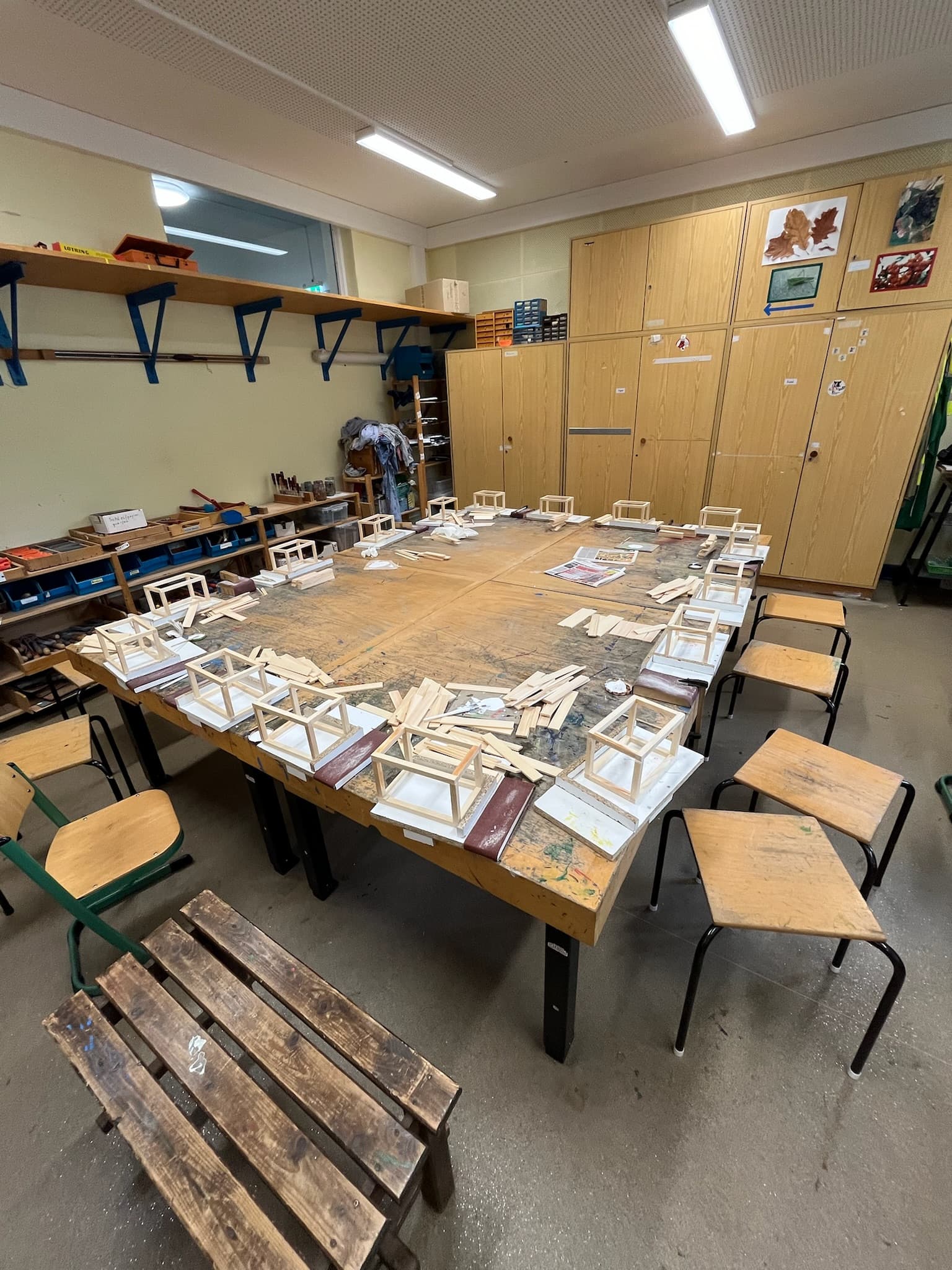 Echter Schulwerkraum – Schüler bauen Holzrahmen an einem großen Gemeinschaftstisch