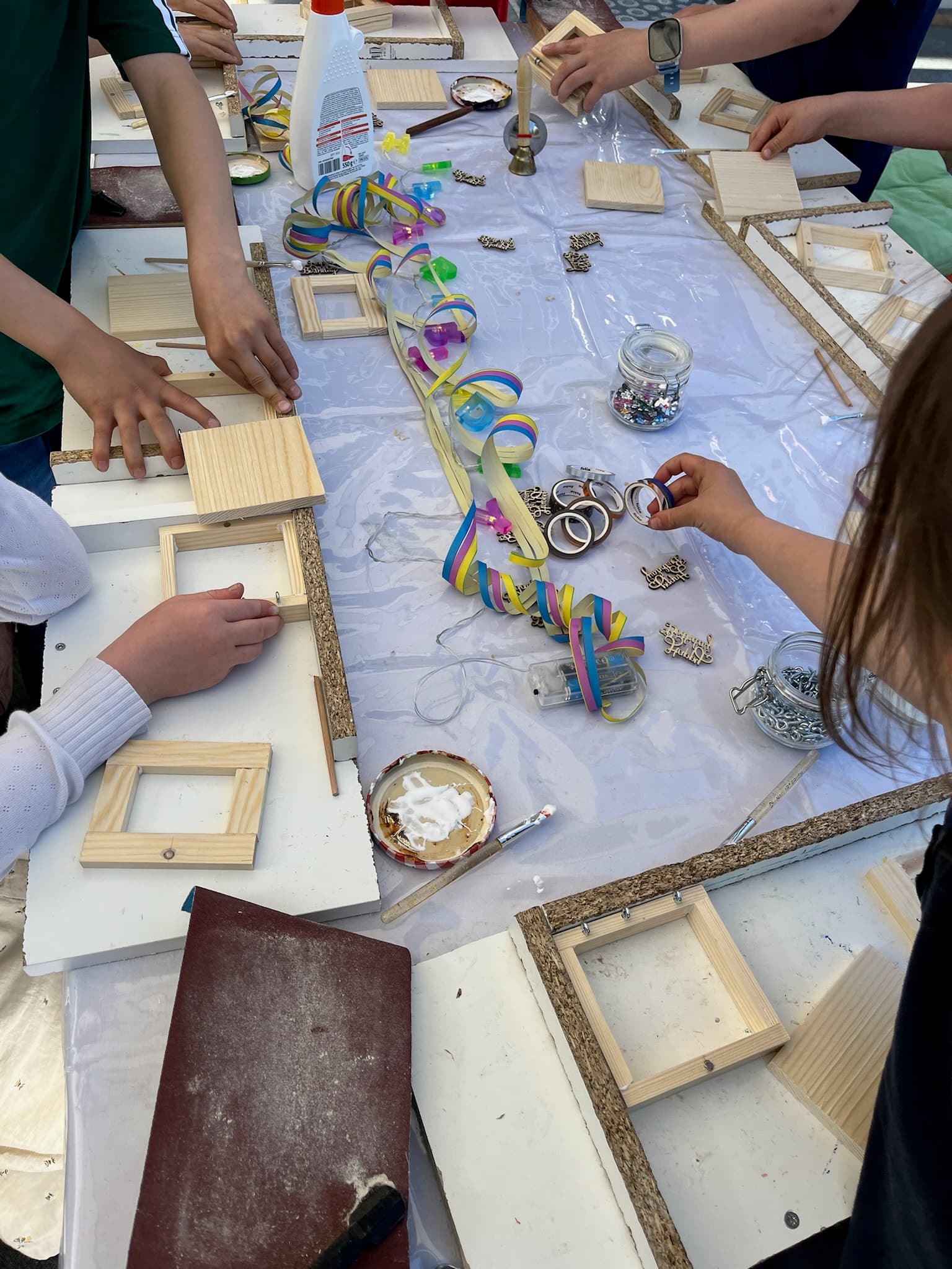 Kinder bauen gemeinsam Holzprojekte
